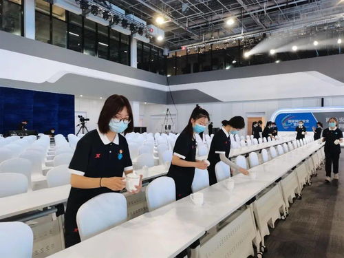 當志愿紅遇上鄭州綠 會務服務中的青春畫卷